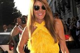 2012米兰时装周（春夏）。Prada秀场安娜·戴洛·罗素(Anna Dello Russo)身着Prada明黄色环颈流苏短裙+花朵手镯性感现身。