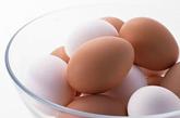 第四种食物：鸡蛋。污垢：虽然巴氏消毒法已经使鸡蛋中的沙门氏菌量降到很低，但鸡蛋中仍有细菌。选择熟透的鸡蛋而不是没有完全熟的煎蛋。超市避免方式：留意装鸡蛋的纸板箱，只要找到经过高温消毒的字样即可，还有有效期。检查每个鸡蛋看有没有裂缝，因为细菌很容易从裂缝中钻进去。家用避免方式：把鸡蛋放在其纸盒里，然后放在冰箱里最凉快的地方。打过鸡蛋后，记得洗手。