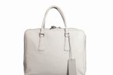 旅行包是Prada2011秋冬男装系列中的主要配饰，灵感来自飞行员们使用的旅行包。