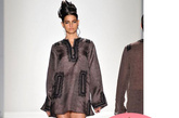 　2012春夏纽约时装周——Zang Toi 品牌秀场

　　同样都没有刘海，同样都是服帖的发式，尤其是，模特头顶处还形似“葫芦”的盘发，整个造型简直让人忍俊不禁。 