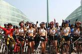 2011.9.22日，是世界第五个无车日。河南省郑州郑东新区，100多名骑友骑单车出行宣传低碳环保，其中还有十名身穿泳装的女青年。尤其抢眼，希望能通过这个活动呼吁更多人自行车出行。