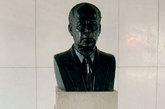拉宾的铜像，在特拉维夫本古里安机场也有。