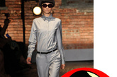 2012春夏纽约时装周——Yigal Azrouel 品牌秀场

　　一刀平有弧度的刘海，就像个盖子一般套在头上，模特的这个西瓜头造型其实和西瓜太郎有几分相似。 