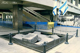 拉宾广场面积并不大，坐落在特拉维夫市政厅的办公楼门前。一个由黑色花岗岩围成的正方形纪念墓地安静的躺着，纪念碑由几块大小随意的石头堆起，上面用希伯来文写着几行字，大致意思是“1995年11月4日星期六，就在这里，以色列总理兼国防部长伊扎克·拉宾被谋杀了。和平应该是他的遗产。”虽不起眼但走进时能深深地回忆起16年前的那场和平之争。背后的以色列国旗庄严飘荡，为这位和平战士保驾护航。