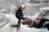 近日，在奥地利西部蒂罗尔州首府因斯布鲁克以南20公里的一个村庄，一名男子在铲雪。当日，奥地利蒂罗尔州秋雪来袭。