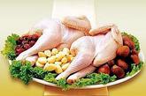 第二种食物：鸡肉。污垢：经过对484只肉用仔鸡的研究后发现，有42%的被弯曲杆菌感染，12%的被沙门氏菌感染。而最新调查发现，美国每人每年食用70磅(35公斤)的鸡肉，比食用的牛肉、猪肉和土鸡都多。超市避免方式：选择那些自由放养场养的鸡。这些鸡栖息的场所更大，一次屠宰的数量也少，所以安全性较高。家用避免方式：为了避免食品中毒，在将生肉买回之后，先用清水泡一下，而不是直接将其放在烤碟里。这个捷径可以避免鸡肉和其他食物带来的感染。在切肉的时候，记得清洗刀子和案板。