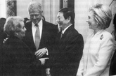    石齐平：邓小平南巡之后就开始重用朱镕基，重用朱镕基的目的就是为了对付连邓小平自己都不知道该怎么办的通货膨胀。然后朱镕基上去以后，领了军令状，要全力对付通货膨胀，对付通货膨胀就是要货币政策和财政政策了【图为1999年4月8日，朱镕基与夫人劳安在白宫会见美国总统克林顿及夫人希拉里、美国国务卿奥尔布赖特】
