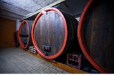 葡萄酒的生产过程：橡木大桶主要用于生产红葡萄酒，因为橡木可以给葡萄酒些许淡淡的口味。这些橡木大桶已经有一百年以上的历史，仍在使用中。新的橡木桶只使用了两年，目前只用于生产某些牌号的葡萄酒。储存红葡萄酒的橡木大桶超过使用年限后（它的风味减弱之后），会卖给苏格兰的酒厂，用于储存威士忌。