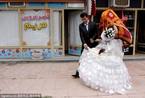 伊朗传统婚礼 新娘盖头上挂钞票