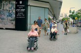 现在拉宾的广场原名为特拉维夫国王广场，1995年11月4日拉宾在此遭到以色列极右翼激进分子的枪击身亡，以色列人民为了纪念他将事发所在的广场改名为拉宾广场。