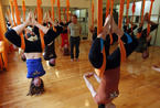 健康瘦身新方法 欧美流行反重力瑜伽(组图)