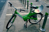 特拉维夫街头的自行车是租用的。
