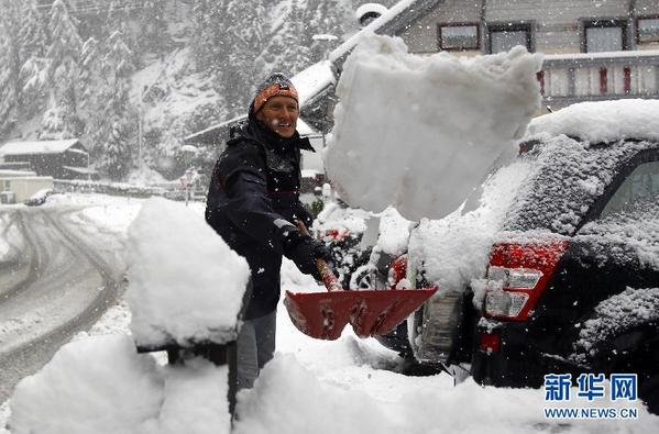 北京此时值金秋 欧洲奥地利已然秋雪来袭