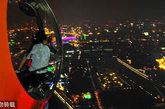 游客在摩天轮的球舱内观赏广州夜景。
