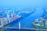 从广州塔观景平台远眺东面，中景处为横贯珠江的猎德大桥。