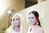 秀结束后，杨幂受邀到后台与范思哲现任设计师多娜泰拉·范思哲（Donatella Versace）见面。