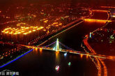 从广州塔观景平台远眺西面的城市夜景，近处为猎德大桥。