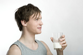要性福就别吃——高脂牛奶 　　牛奶和乳制品堪称最佳蛋白质来源，但它们中间也有区别。如果是全脂产品，那么还是敬而远之的为好。事实上，高脂牛奶及乳制品的危害不亚于肥肉，最糟的是将两者混合，其破坏性效果也许会立竿见影。 