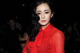 深受凤凰网友喜爱的收视一姐杨幂，在米兰时装周Gucci的秀场以一袭Gucci 2011 Fall的红色透视长裙现身。
