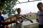 9月14日，在距离贝尔格莱德约100公里的Gornji Milanovac，6岁男孩鲁卡展示他的特异“吸力”，金属制品可以牢牢吸附在身上。（资料图）