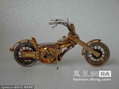 用手表零件创作迷你摩托车模型