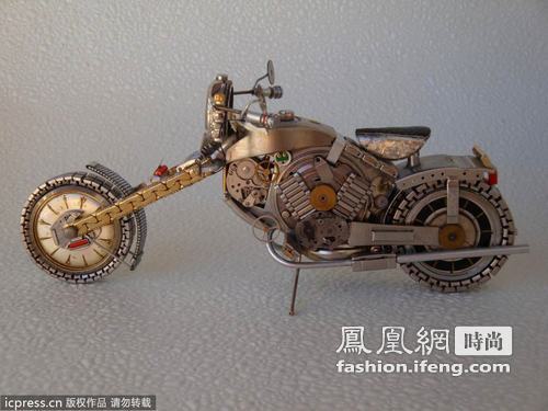 用手表零件创作迷你摩托车模型