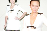 近日，刘嘉玲出席活动身穿巴宝莉-珀松 (Burberry Prorsum) 2011秋冬镂空剪裁的白色高腰连身裙，搭配干练盘发发型以及黑色高跟鞋，手持黑色手包优雅亮相。不过这款小礼服早已由多位女明星演绎过，而其中最让人印象深刻的就是台湾第一综艺女王小S。2011年6月2日，小S就身着这件巴宝莉-珀松 (Burberry Prorsum) 连身裙，配搭黑色凌乱BOB发型以及巴宝莉-珀松 (Burberry Prorsum) 同季黑色厚底高跟鞋与黑色丝袜，公开亮相。