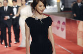 徐若瑄的黑色长裙就要更加端庄和婀娜一些，项链是亮点。