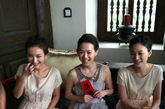 三位伴娘，吴忻、曾宝仪、李小冉，简洁的盘发和长裙，让这个伴娘团也是看点十足。