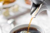 8.低糖咖啡：低糖咖啡的顺滑口感基本是通过加奶获得，但这些浓缩奶球的添加会让一杯普通的咖啡很快增加200卡，甚至更多。似乎也在无形中补充了钙质，但获得的脂肪量也很可观。微博达人评论： 咖啡加糖其实没什么的，少放点；要不就只喝纯的黑咖啡，纯纯的。