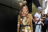 Vogue》杂志日本版时装总监及创意顾问安娜·戴洛·罗素(Anna Dello Russo)以一袭金色连衣裙闪亮全场，这样的穿着想不抢镜都难！不得不叫人佩服她对于个性时尚的大胆追求与创新精神。