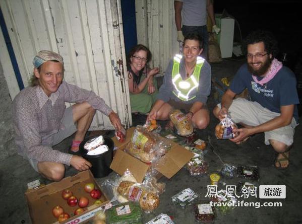 欧美自由素食主义者翻垃圾找食物吃