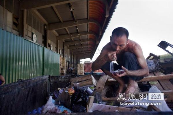 欧美自由素食主义者翻垃圾找食物吃