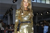 《Vogue》杂志日本版时装总监及创意顾问安娜·戴洛·罗素(Anna Dello Russo)以一袭金色连衣裙闪亮全场，不得不叫人佩服她对于个性时尚的大胆追求与创新精神。樱桃头饰再次亮相，豹纹图案相当出挑。

