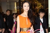 　Angelababy、汤唯、赵薇以及范冰冰等当红明星近日出席活动时纷纷选择了超长连衣裙大秀气场。身材高挑的汤唯穿起Escada橙黄超长款连衣裙大气自然，但相对较小的Angelababy则是选择高开叉且露背的YSL超长礼服裙小秀性感，气势一点也不输。此外，辣妈赵薇和范冰冰的超长裙look也看头十足哦。