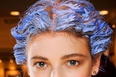 2012春夏Thakoon这一季成功凭借洒满彩色粉末的发型获得了最大的关注，花花绿绿的奇特发型让人一见难忘。发型师先给模特头发喷满干洗喷雾（一种干洗头发产品，尤其适合出油发质），然后撒上粉色、绿色、丁香紫或蓝色的黏土粉末，揉搓后带来蓬乱质感，再编成法式麻花辫。法式麻花辫和奇怪颜色结合，带来无与伦比的视觉冲击。
