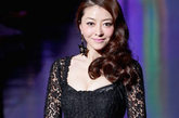 中国香港女星熊黛林也出现在Dolce&Gabbana秀场中。一身黑色镂空长裙，白皙皮肤隐约可见，有不少网友赞熊黛林气质盖斯嘉丽-约翰逊。