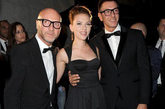 斯嘉丽-约翰逊与Dolce&Gabbana设计师。