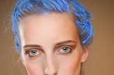 2012春夏Thakoon这一季成功凭借洒满彩色粉末的发型获得了最大的关注，花花绿绿的奇特发型让人一见难忘。发型师先给模特头发喷满干洗喷雾（一种干洗头发产品，尤其适合出油发质），然后撒上粉色、绿色、丁香紫或蓝色的黏土粉末，揉搓后带来蓬乱质感，再编成法式麻花辫。法式麻花辫和奇怪颜色结合，带来无与伦比的视觉冲击。