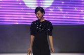 9月23日，张静初身穿黑色小礼服，优雅亮相广州，获颁“爱心大使”证书，为由中国光华科技基金会支持的“爱·未来公益中国行”增添了一抹重彩。图为张静初为慈善走秀。