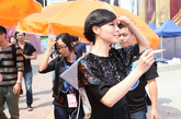 2011年9月23日，张静初接受了中国光华科技基金会颁发的“爱心大使”奖项，以表彰她作为社会知名人士给予公益事业的大力支持。图为张静初到场后签名留念。图片来源：COCO薇