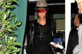 蕾哈娜 (Rihanna) 
闪亮的光感让人眼前一亮，全身黑色系搭配加上强烈的质感对比让Rihanna的搭配水准显得更加精妙，长版亮皮材质皮衣抢眼的光泽足以爆靓众人眼球，内搭修身的黑色连衣裙突出性感身材，是更注重自我气质的绝妙搭配！