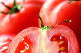 10、最好的沙拉原料：西红柿

无论从外观还是味道，西红柿都是大多数宝宝的挚爱。西红柿的主要成分是番茄红素，它是一种有助于预防癌症和心脏病的天然抗氧化剂。另外，西红柿中还含有丰富的维生素c和大量的纤维素，这些成分能够帮助宝宝预防感冒，防止便秘。如果宝宝不喜欢吃单调的西红柿，可以把它切成小丁或薄片，伴上沙拉酱做成美味的沙拉，宝宝就会爱吃了。
