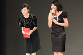 2011年9月23日，张静初接受了中国光华科技基金会颁发的“爱心大使”奖项，以表彰她作为社会知名人士给予公益事业的大力支持。接过证书的张静初表示：“我觉得很惭愧，自己做得还不够”。图片来源：COCO薇