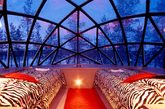 玻璃穹顶屋：穹顶由特殊的可升温玻璃制成，可保持室内正常温度，并能防止玻璃表层出现白霜，即使室外温度降至到今天零下30°C，也能舒适地躺在床上，清楚地观测闪烁于拉普兰清朗夜空中的飘渺极光和璀璨星河。所有玻璃穹顶屋均配有豪华床和洗手间。