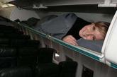 乘客可睡行李架：2008年4月1日，加拿大的西部航空公司推出了一项“睡在行李架上”的服务，这种单独收费12加元(5.9英镑)、设在行李架上的“小睡舱”为乘客在飞行途中提供了绝好的休息空间。西部航空公司一向以提供人性化服务而闻名。2006年的愚人节，该航空公司为缓解机舱中的沉闷气氛，让当天乘坐飞机的旅客同时展开双臂作飞翔状，称此举能帮助飞机省油。
