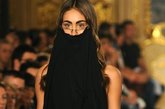 2012米兰时装周（春夏）Erkan Coruh 品牌秀场。大量的使用薄纱、蒙面造型，让时尚圈笑称，借巴勒斯坦入联潮流，讨好中东阿拉伯女性市场。