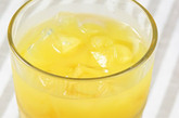 9、最好的果汁：橙汁

橙汁含有丰富的维生素和叶酸，而且孩子们都很喜欢它酸酸甜甜的味道。但是，橙汁不能和牛奶或其他含钙量比较高的果汁混合，这样很容易形成沉淀，宝宝不容易消化。而且每天宝宝喝橙汁的量要有一定的限度，大约30~50毫升比较合适，过多的橙汁会增加宝宝摄入的热量。

