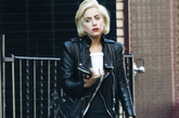 嘎嘎 (Lady Gaga) 
这款黑色皮衣短到恰到好处，潮流感极强的连身装十分相称，硬朗的平肩设计搭配立领显得更加强势，整体造型多用金属拉链跟铆钉装饰，可以说是拥有标准朋克风的叛逆感，搭上10cm的黑色高跟鞋，高人一等的感觉刚加明显。