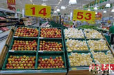 泰国苹果、梨、橙子一类属于进口水果比较贵。 优质苹果14铢一个100人民币可以买33个。梨53铢一公斤100人民币可以买8.8公斤。